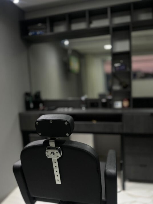 Cliente agendando horário em barbearia pelo celular