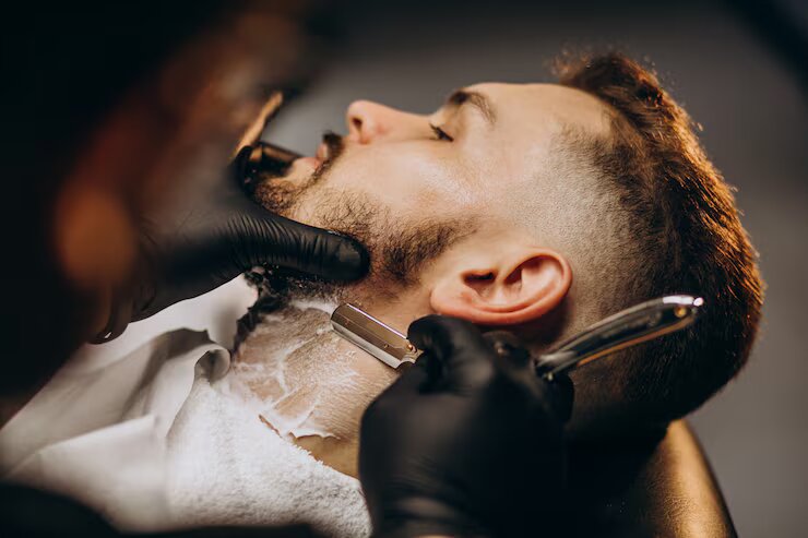 Interior de barbearia moderna com cadeiras e espelhos