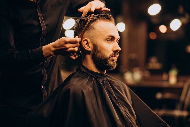 Homem recebendo corte de cabelo masculino moderno