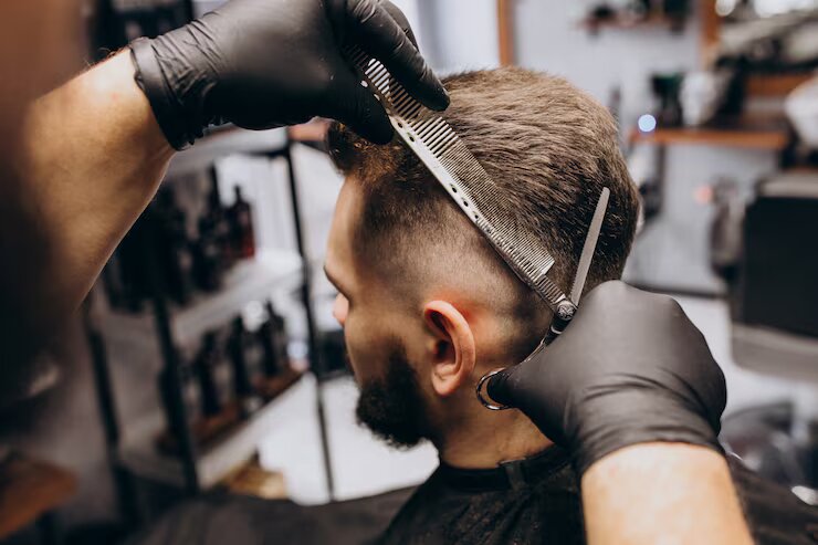 Homem fazendo luzes no cabelo em barbearia